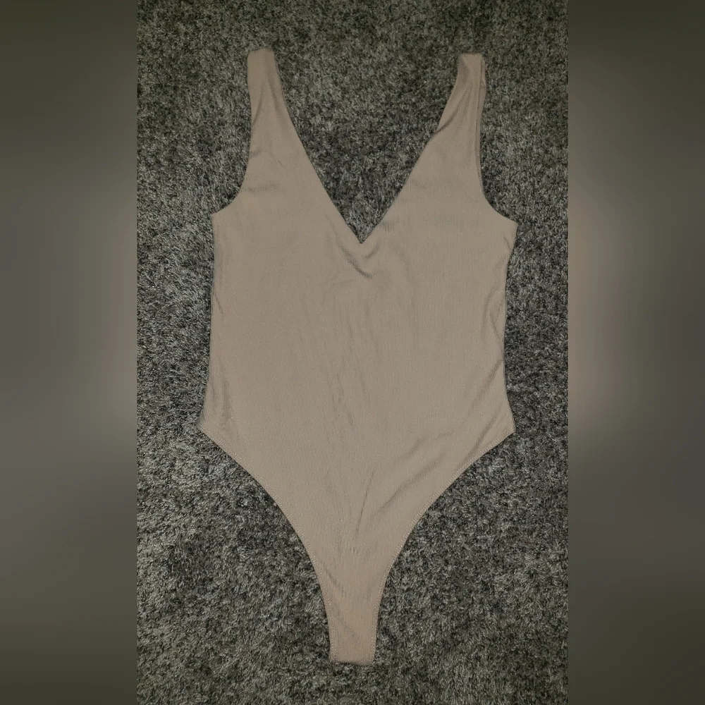 House Of Harlow 1960|NWOT| V-Neck Bodysuit - Picture 1 of 6